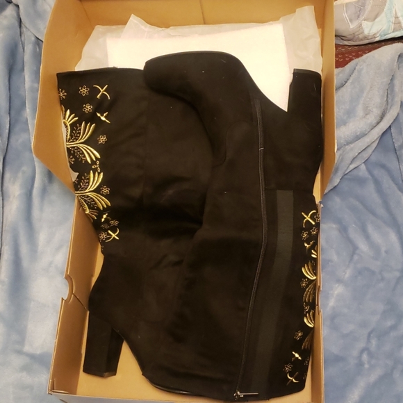 Avenue Fay Gold Embroidered Heeled Boot - Picture 5 of 7